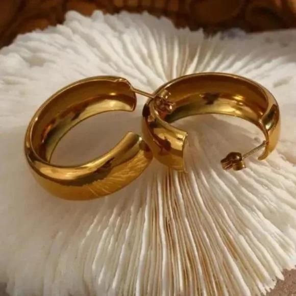 NEW ELEGANT 18K GOLD WIDE HOOP EARRINGS, BEAUTIFUL EARRINGS, CUTE EARRINGS. - Picture 4 of 6